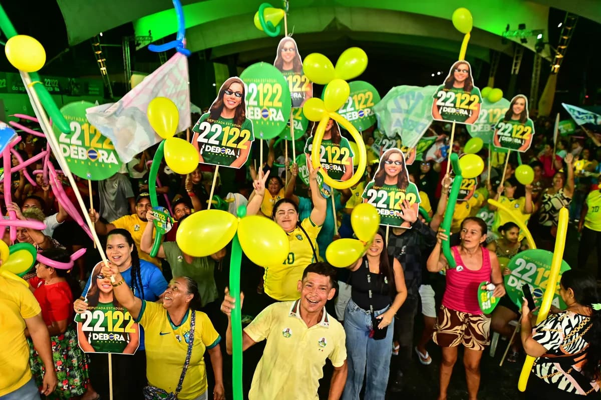 Multidão em comício de Débora Menezes, com bandeiras e balões