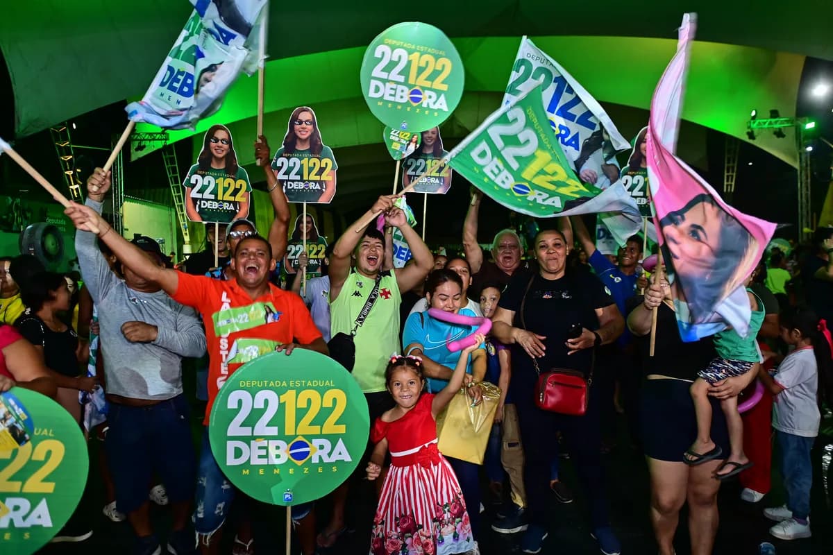 Apoiadores de Débora Menezes com bandeiras no comício