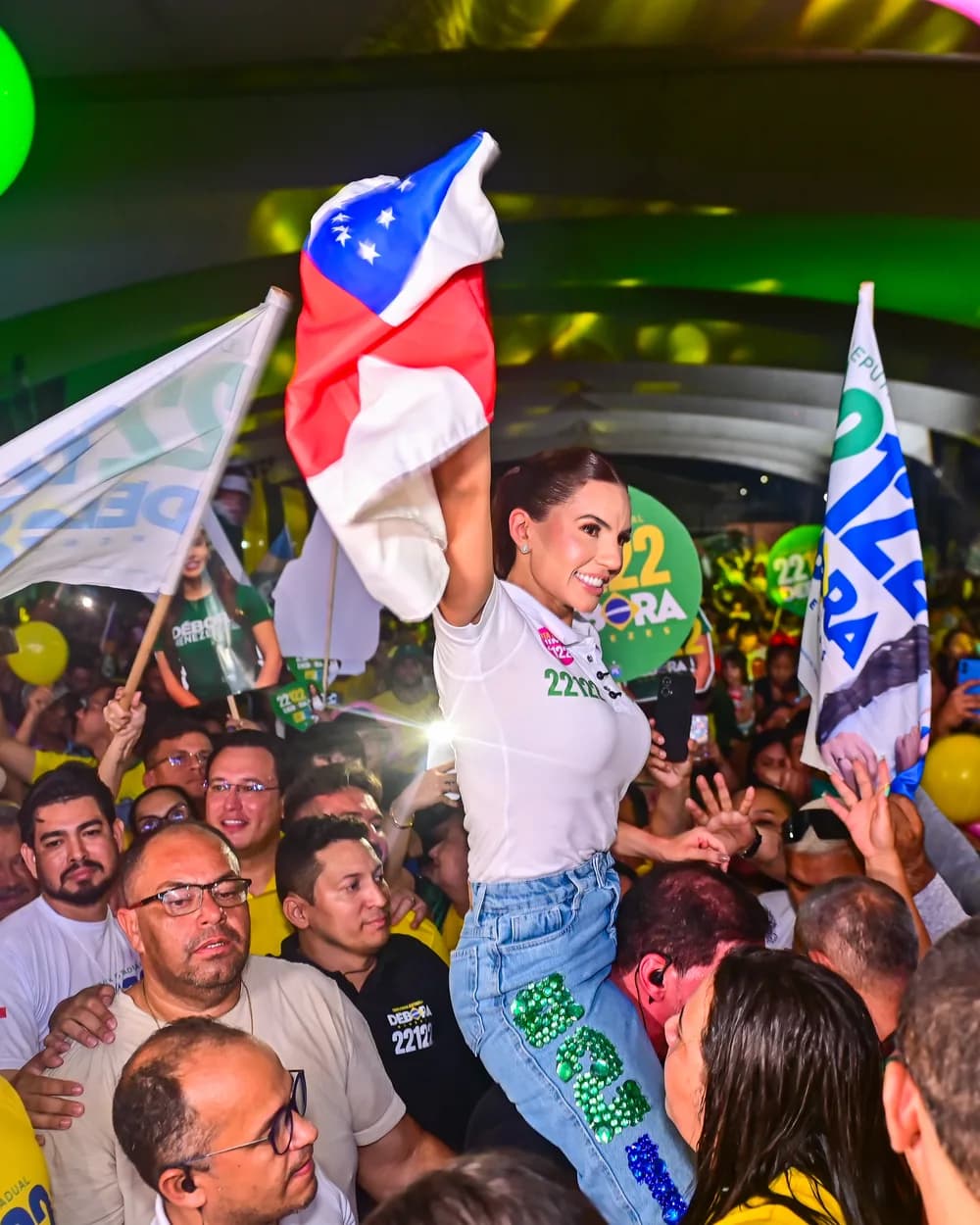 Débora Menezes erguendo a bandeira do Amazonas