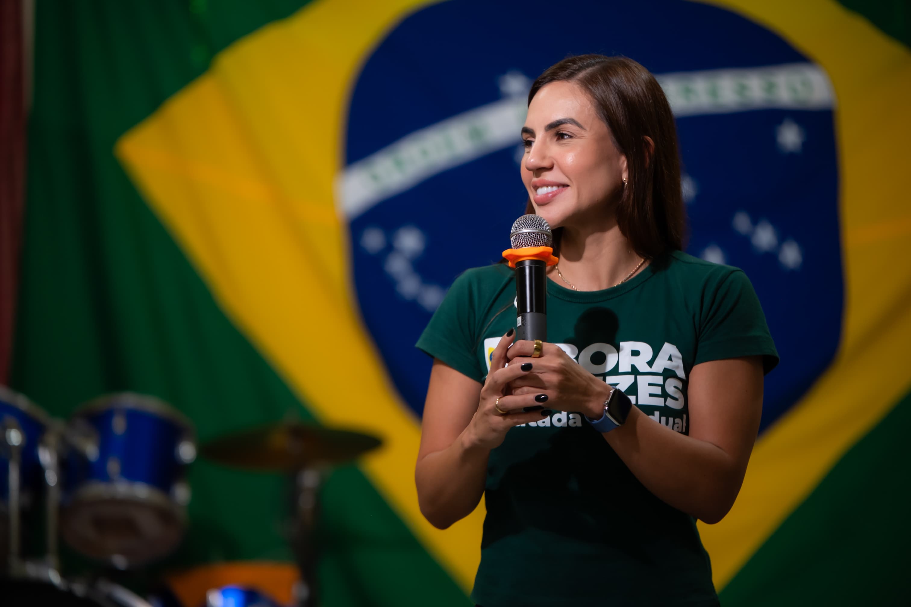 Débora Menezes com a bandeira do Brasil